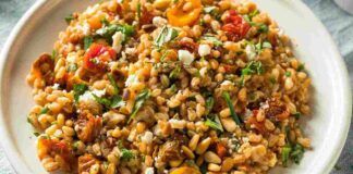 Insalata fresca con il farro perlato