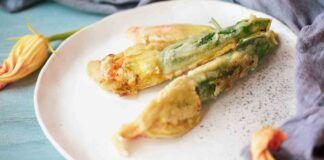 Fiori di zucca in pastella ripieni di ricotta