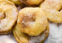 Con due mele ho fatto la merenda per i bambini, nel vassoio sono rimaste poi solo le briciole Frittelle di mele - RicettaSprint