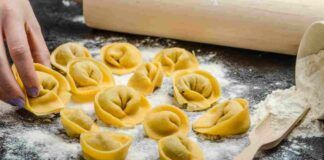 Ho voglia di pasta fresca, la preparo da me e faccio dei tortellini che tuffo nel brodo. Dentro, ci metto lo speck e vado sul sicuro, perché piace a tutti