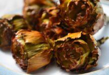 I carciofi li metto a testa in giù e li friggo, ecco la ricetta tipica romana di un contorno davvero wow