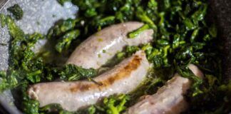 Ho qualche salsiccia in frigorifero e mi serve un contorno, preparo le cime di rapa in padella alla napoletana. Un bel piatto di Friariello oggi e il re della nostra tavola