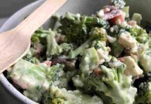 Preparo un’insalata di broccoli buonissima, solo 160 kcal: la mangio praticamente tutti i giorni a pranzo e non ingrasso Insalata di broccoli buonissima