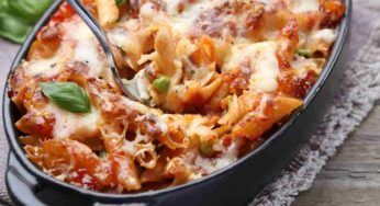 Pasta al forno alla zozzona: pochi ingredienti e guarda che ti combino, la trasformo nel pranzo domenicale perfetto!
