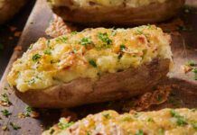 Non sono semplici patate ripiene, ma un capolavoro di profumi e sapori unici che non puoi lasciarti sfuggire Patate ripiene di provola speck e melanzane Ricetta Sprint