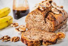 Plumcake banane e noci affogato al cioccolato