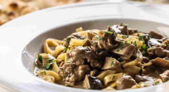 Non è una ricetta svuotafrigo, ma svuotacucina dopo le feste: mi basta un pugno di frutta secca per insaporire le tagliatelle, in mezz’ora tutti a tavola