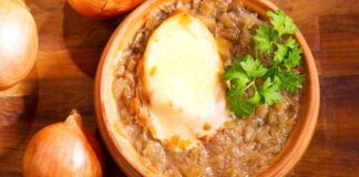Zuppa di cipolle caramellate