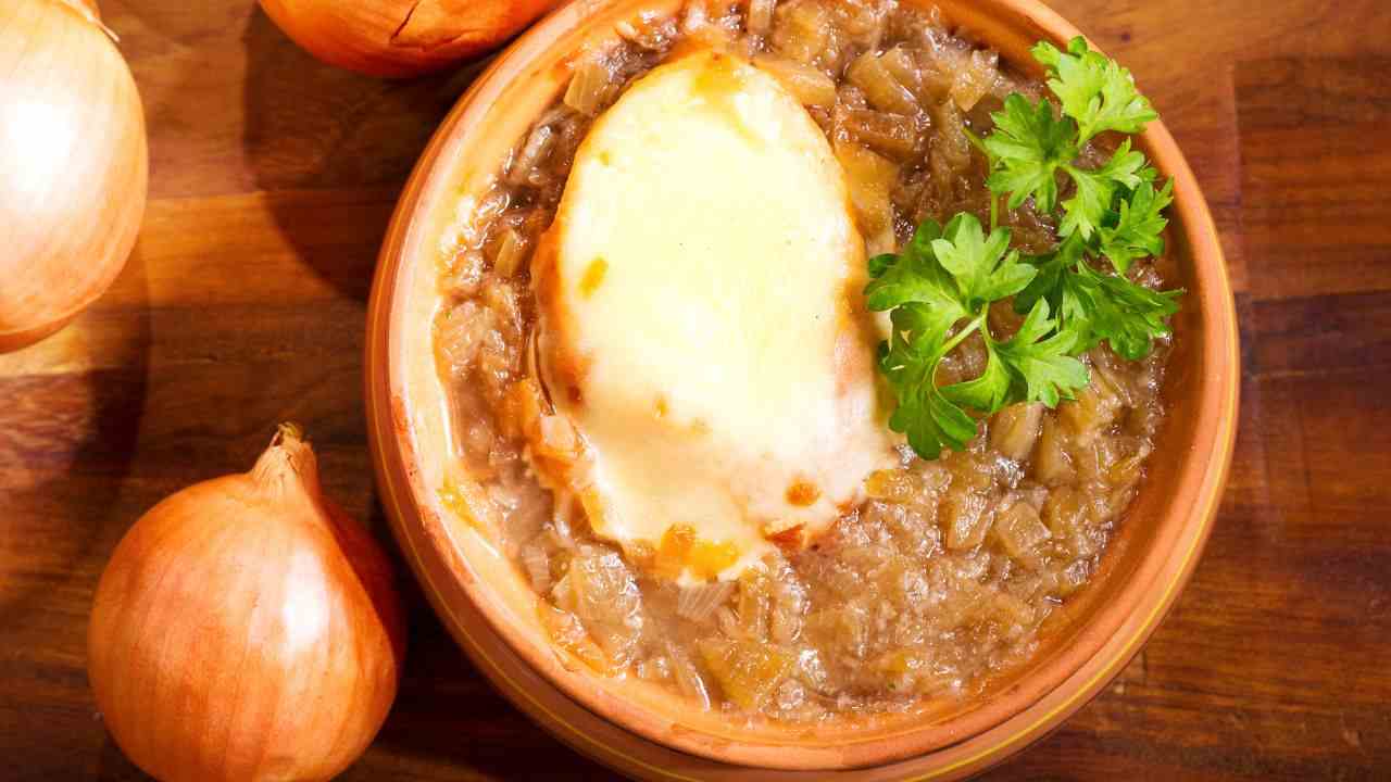 Zuppa di cipolle caramellate