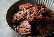 Con due banane troppo mature e un po' di cacao amaro faccio dei quadrotti irresistibili ed anche perfetti per la dieta