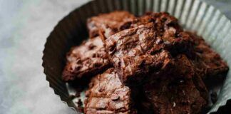 Con due banane troppo mature e un po' di cacao amaro faccio dei quadrotti irresistibili ed anche perfetti per la dieta