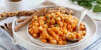 Un barattolo di ceci e un po' di pasta, mi munisco di un mixer e porto in tavola una cremosità unica che sa di tradizione e di casa