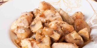 Bocconcini di pollo con cipolle caramellate e funghi