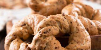 Chi è stato a Napoli non può non aver assaggiato i taralli sugna e pepe. Oggi mi insegno a farli e a portavi un po’ di Partenope a casa