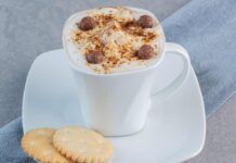 Cioccolata calda bianca con nocciole
