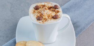 Cioccolata calda bianca con nocciole