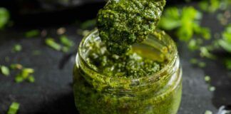 Un pranzo più leggero e fresco e caro la pasta, tuffandola in un pesto, come lo faccio io. La novità è che uso i limoni