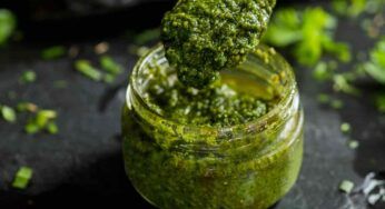 Un pranzo più leggero e fresco e calo la pasta, tuffandola in un pesto, come lo faccio io. La novità è che uso i limoni