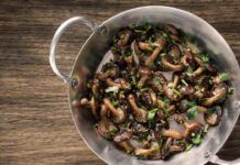 Funghi in padella porcini e chiodini Porcini o chiodini, li uso entrambi e preparo una padellata di genuinità