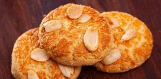 La colazione cambia gusto, prendo le mandorle che ho in dispensa e ti faccio questi biscotti esagerati. Fino all'ultima briciola