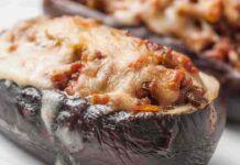 Visto il fuori stagione delle melanzane, le insaporiamo noi come si deve: stasera li stendi tutti a cena con questa ricetta Melanzane a barchetta