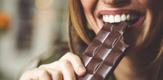 Donna mangia cioccolato