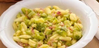 Pasta e zucchine con pancetta e provola