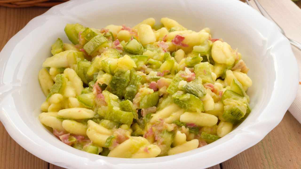 Pasta e zucchine con pancetta e provola