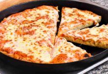 Pizza fatta in casa, la ricetta perfetta che ti fa dimenticare il take away Pizza fatta in casa - RicettaSprint