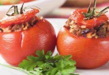 Piatto freddo, cuore caldo e tanta voglia di stare in compagnia con questi la cena la devi fare in compagnia Pomodori ripieni e freddi