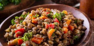 Se faccio l’insalata in questo modo, utilizzo dei fagioli e aggiungo proteine, e in più aggiungo delle verdure. Quali A quelle che io adoro i peperoni