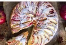 La nonna ci preparava sempre la torta di mele, ma oggi con poco tempo abbiamo dovuto aggiustare il tiro. Io la faccio con soli tre ingredienti e in un lampo