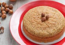 Ho scoperto una torta di nocciole con il pepe rosa, pensavo fosse una follia l’abbinamento, invece ho fatto un figurone Una torta morbida e delicata he preparo per la colazione dei campioni. Le nocciole sono la base e l'ingrediente segreto fa tutto il resto
