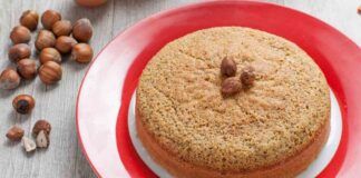 Una torta morbida e delicata he preparo per la colazione dei campioni. Le nocciole sono la base e l'ingrediente segreto fa tutto il resto