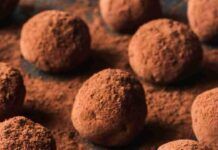 Dolcetti morbidi senza cottura, li preparo con i biscotti avanzati e una tazzina di caffè Dolcetti morbidi senza cottura, li preparo con i biscotti avanzati e una tazzina di caffè