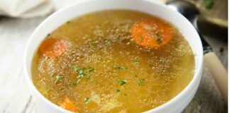 Brodo di pollo con scorza di parmigiano