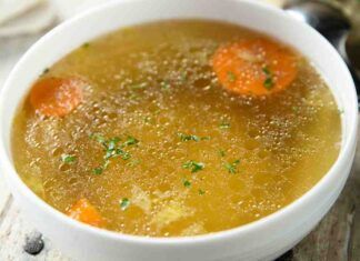 Brodo di pollo con scorza di parmigiano