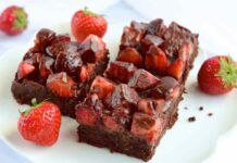 Ho messo le fragole al posto delle gocciole, nell’impasto dei brownie al cioccolato, sono stati un successo raro Brownie alle fragole