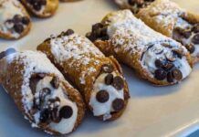Li compravo, ora non lo faccio più, ancora più freschi e più croccanti, a Pasqua altro che pastiera mi presento così Cannoli siciliani