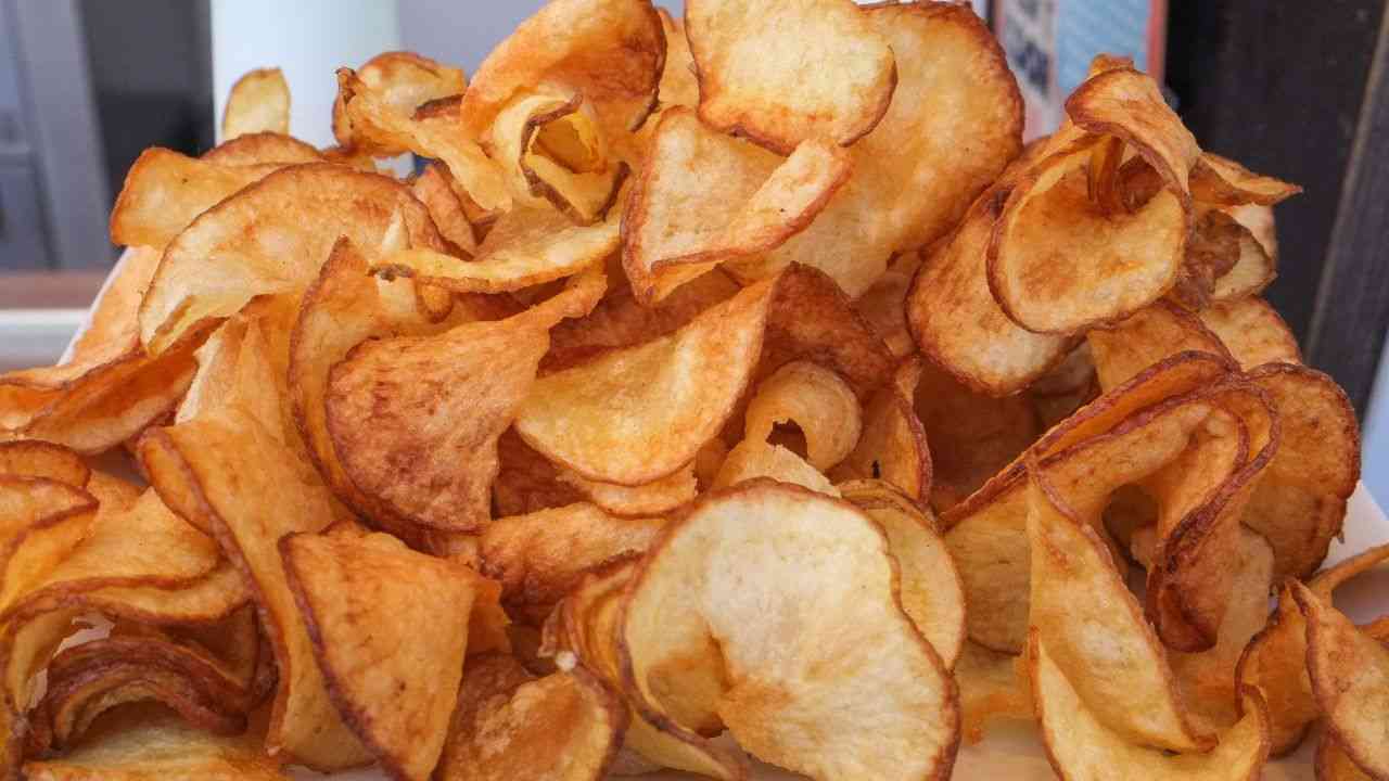 Chips di patate in friggitrice ad aria