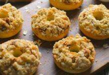 Queste ciambelline servite a colazione forniscono la giusta carica per affrontare al meglio la prima parte della giornata, cambiamo musica a tavola Ciambelline alle mele e mandorle Ricetta Sprint