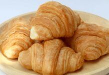Chiunque può sfornare cornetti che sembrano quelli del bar, con questa ricetta sono facili, pochi passaggi per una colazione coi fiocchi! Cornetti facili