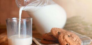 Latte e biscotti di mandorla