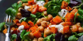 L’insalata di ceci e carote con salsa allo yogurt
