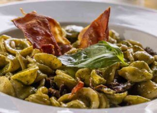 Orecchiette con crema di scarole e guanciale