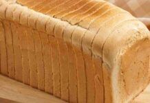 Fatto in casa e tutta un’altra storia, il pan bauletto è così soffice che sembra una nuvola e dura giorni senza seccarsi Pan bauletto fatto in casa con lo yogurt