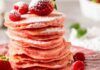Pancake con banane e fragole