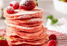 Pancake con banane e fragole