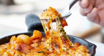 Ospiti all’ultimo minuto? Punta sulla pasta alla napoletana in padella non devi neanche accendere il forno, nessuno noterà al differenza