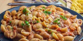Pasta con cipolle salsicce e provola